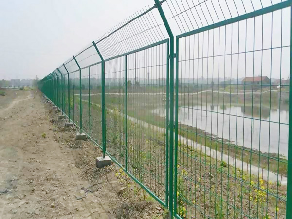 Bilateral wire guardrail