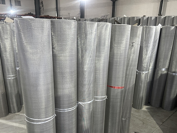 Comparison of Performance between 304 and 316 Stainless Steel Braided Mesh